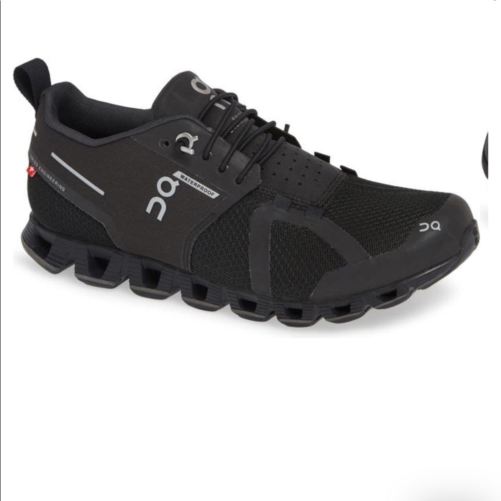 On cloud waterproof running sneaker 🖤